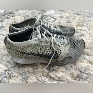 Worn in good condition Nike flyknits sz 5